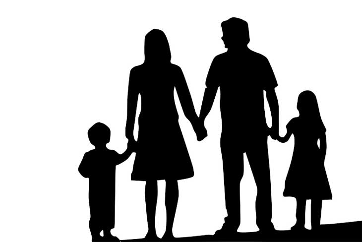 Nell’immagine la figura di due genitori con 2 figli adolescenti. Il ruolo dei genitori: proteggerli o lasciare che sbaglino?